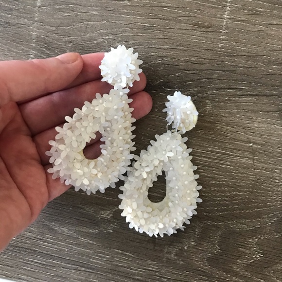 Flower statement earrings - Picture 3 of 3